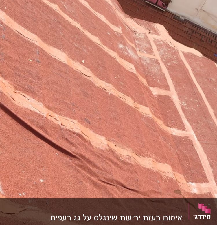 גג רעפים אדום עם קווים בהירים